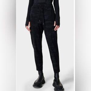 Sweaty Betty [Small Explorer Trouser in Black Tonal Camo‎.  Size 2